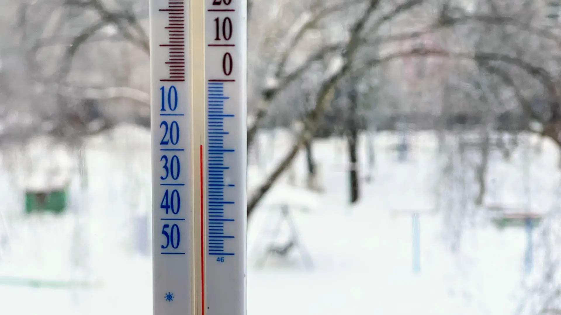 Termometar zima sneg merenje temperatura shutterstock_2755578703-6a97d1ce8b271.webp