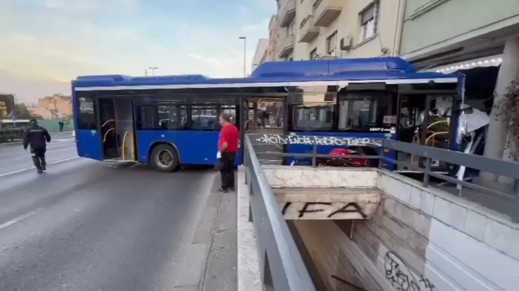 autobus nezgoda Zeleni venac Instagram moj_beo_grad_ Printscreen (2)-6aae45ce6937d.webp