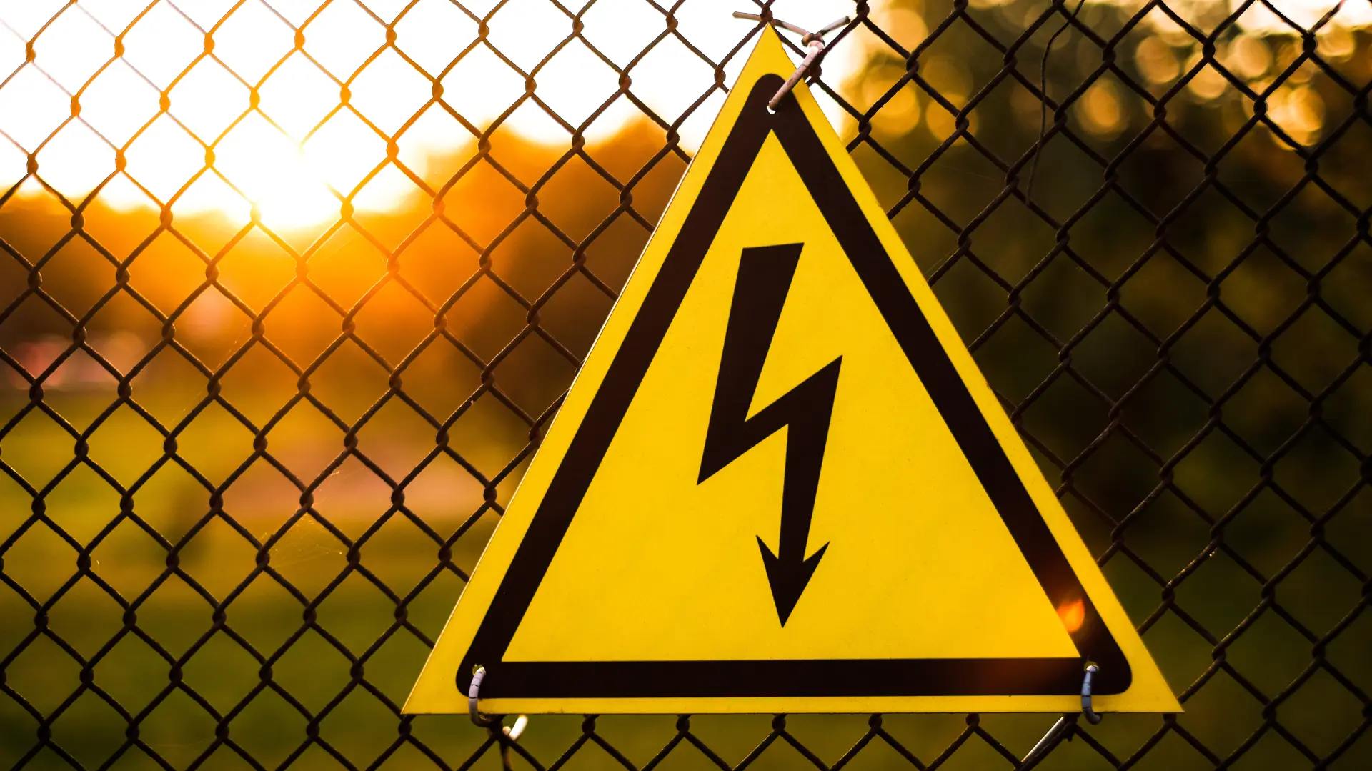 električna ograda žica upozorenje Shutterstock-6a9985b79650e.webp