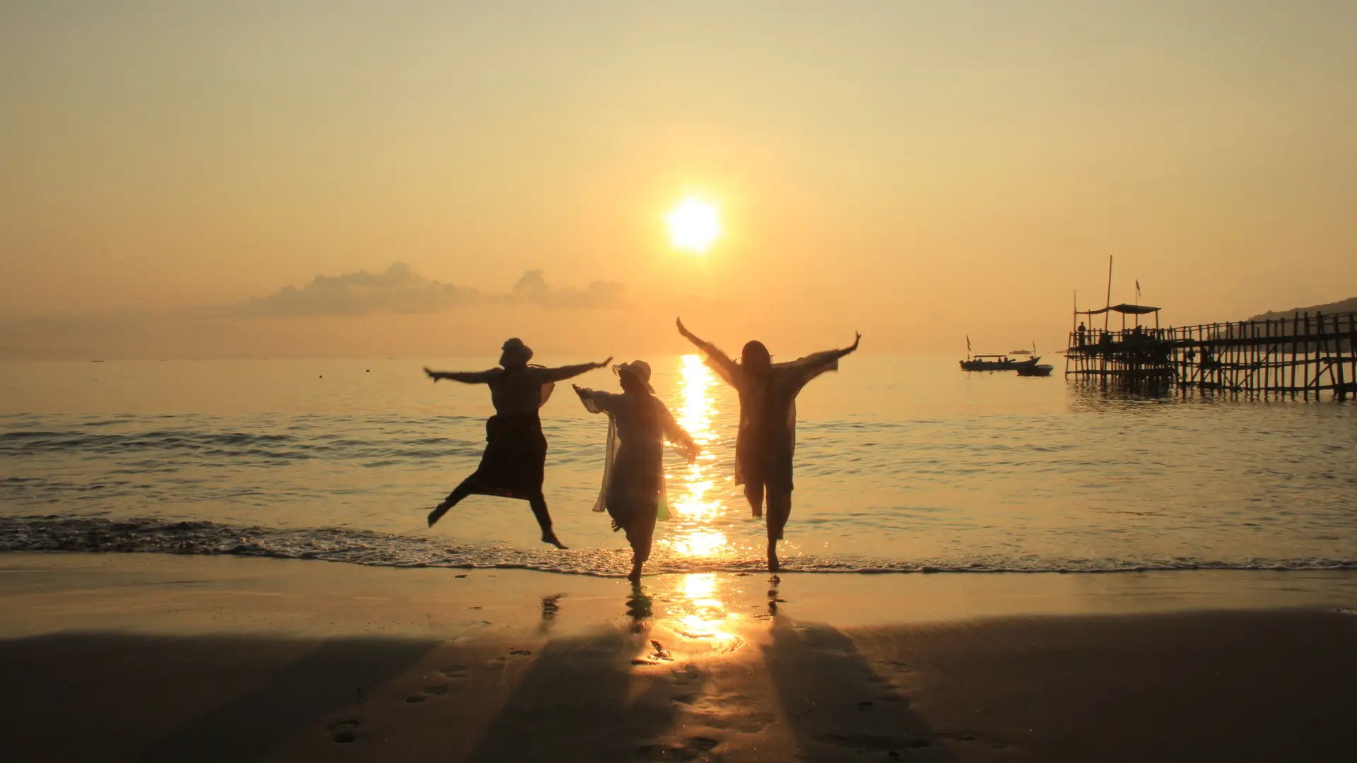 horoskop žene plaža more sunce zalazak devojke shutterstock_2658535205-6a9d2c4bc549f.webp