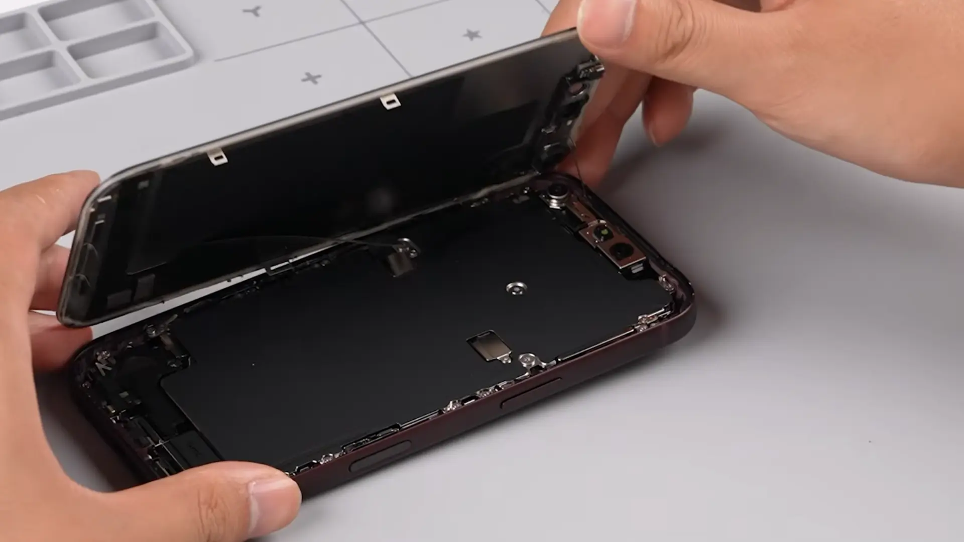 iPhone 18 Pro rastavljanje Youtube REWA Technology Printscreen-6aae4e9a0363d.webp
