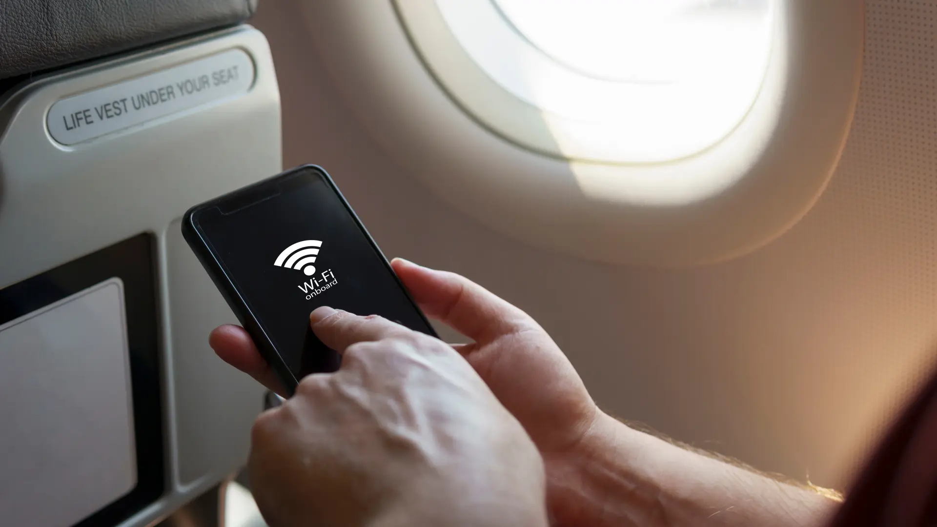 internet wi-fi u avionu shutterstock_2045041484-6aa9134643cb4.webp