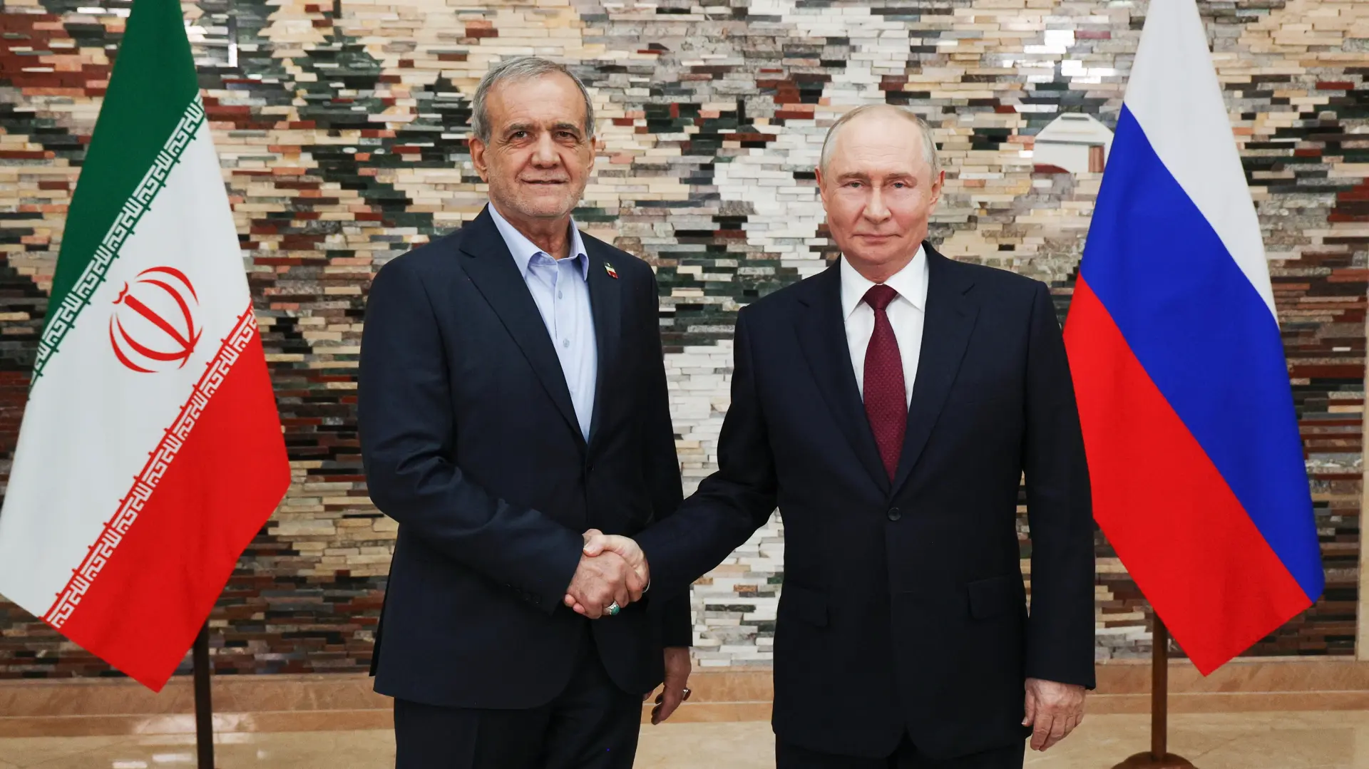 masud pezeškijan i vladimir putin Vyacheslav Prokofyev, Sputnik, Kremlin Pool Photo via AP-6a96d93f439cf.webp