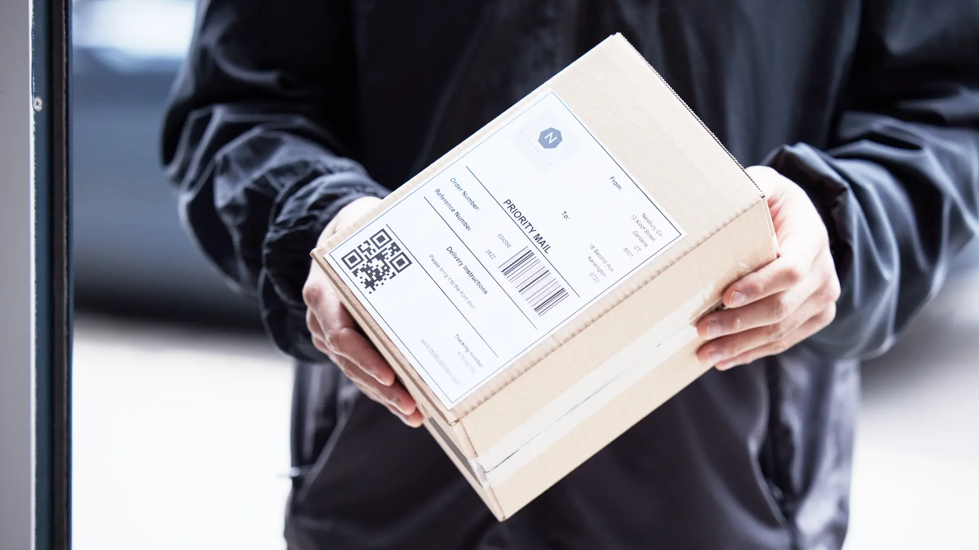 paket dostava online kupovina kutija poštar shutterstock_2340757405-6a9d71b7ac735.webp