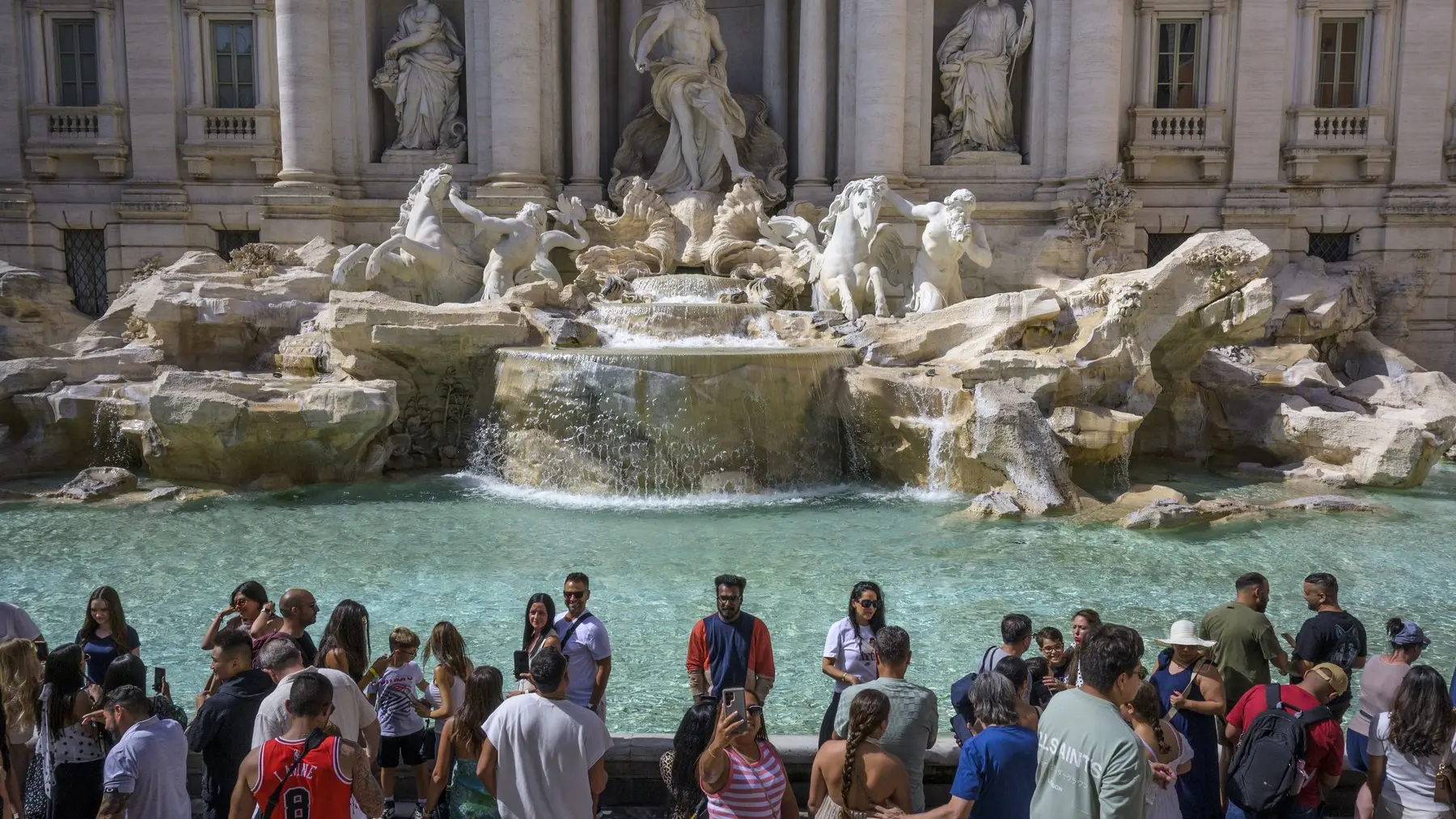 rim fontana di trevi turisti profimedia-1118715789-6a96cf6cc0520.webp