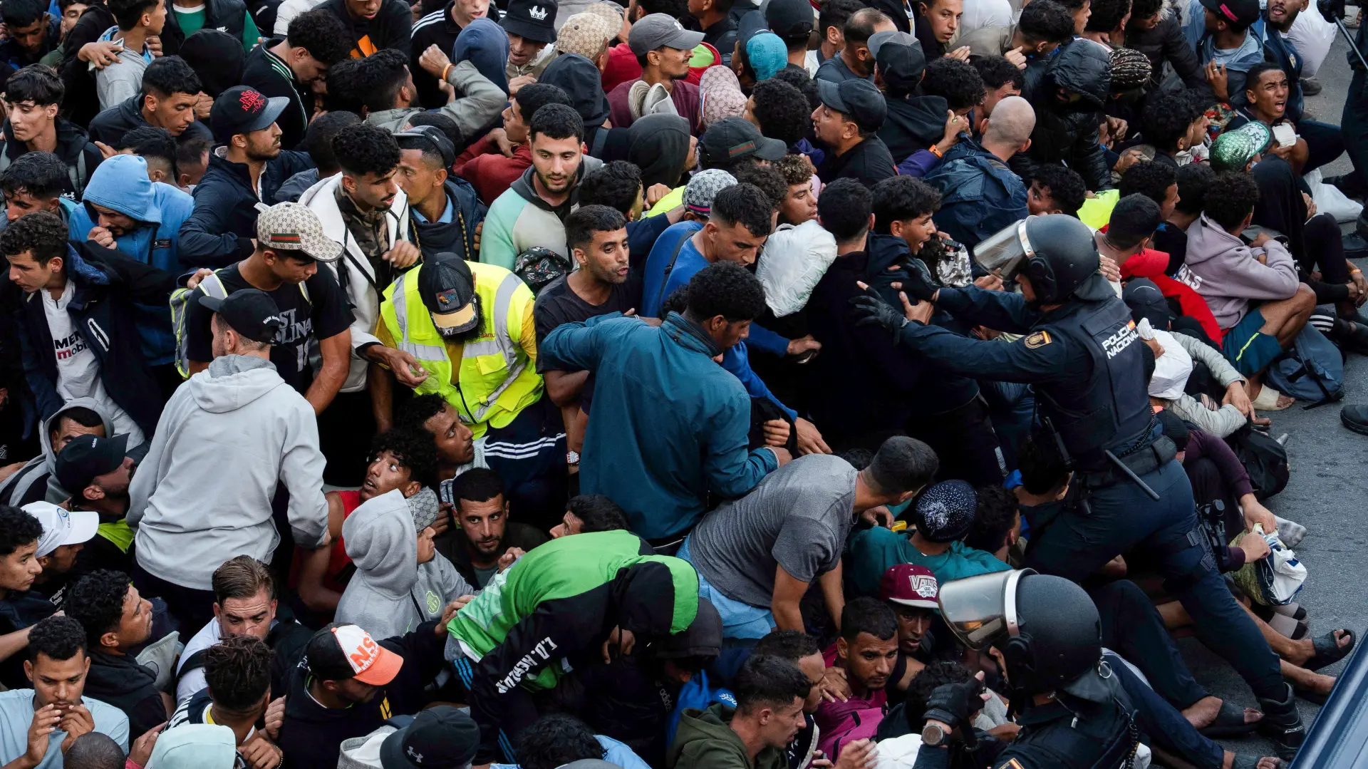 seuta migranti španska policijaREUTERS Anna Surinyach-6aad4424ceafd.webp