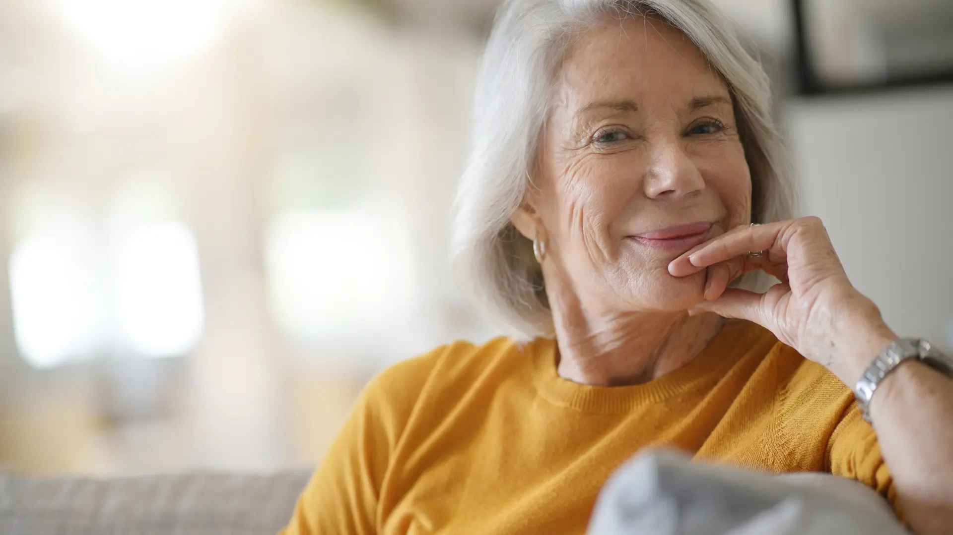 shutterstock_1210951822 starenje starija žena gospođa dama starica seda kosa godine  baka-6ab270ffe8601.webp