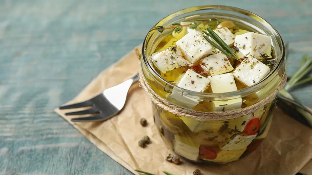 shutterstock_1524997931 feta sir u tegli, feta sir, začini, maslinovo ulje-6ab3d57355039.webp