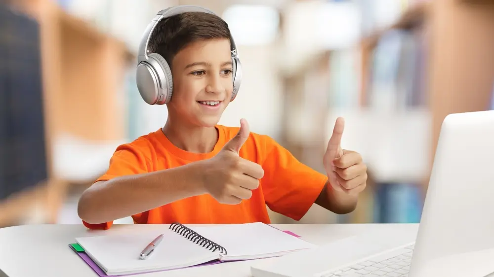 shutterstock_2064746561 dete, laptop,učenje, porodica, kompjuter, društvene mreže-6a981b72efb47.webp
