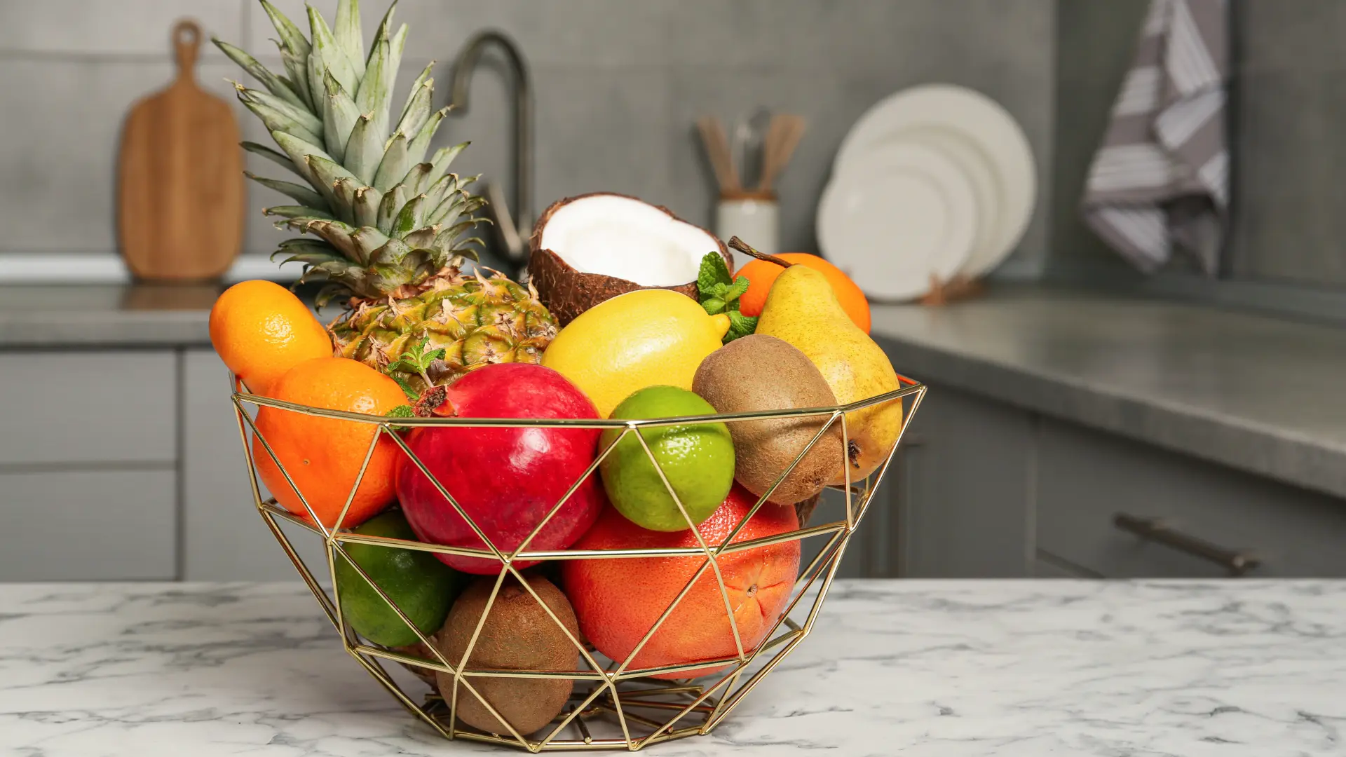 shutterstock_2116710014 voće korpa sa voćem kuhinja ananas nar limun kruška kivi pomorandža kokos grejpfrut-6abb5e14af1d9.webp