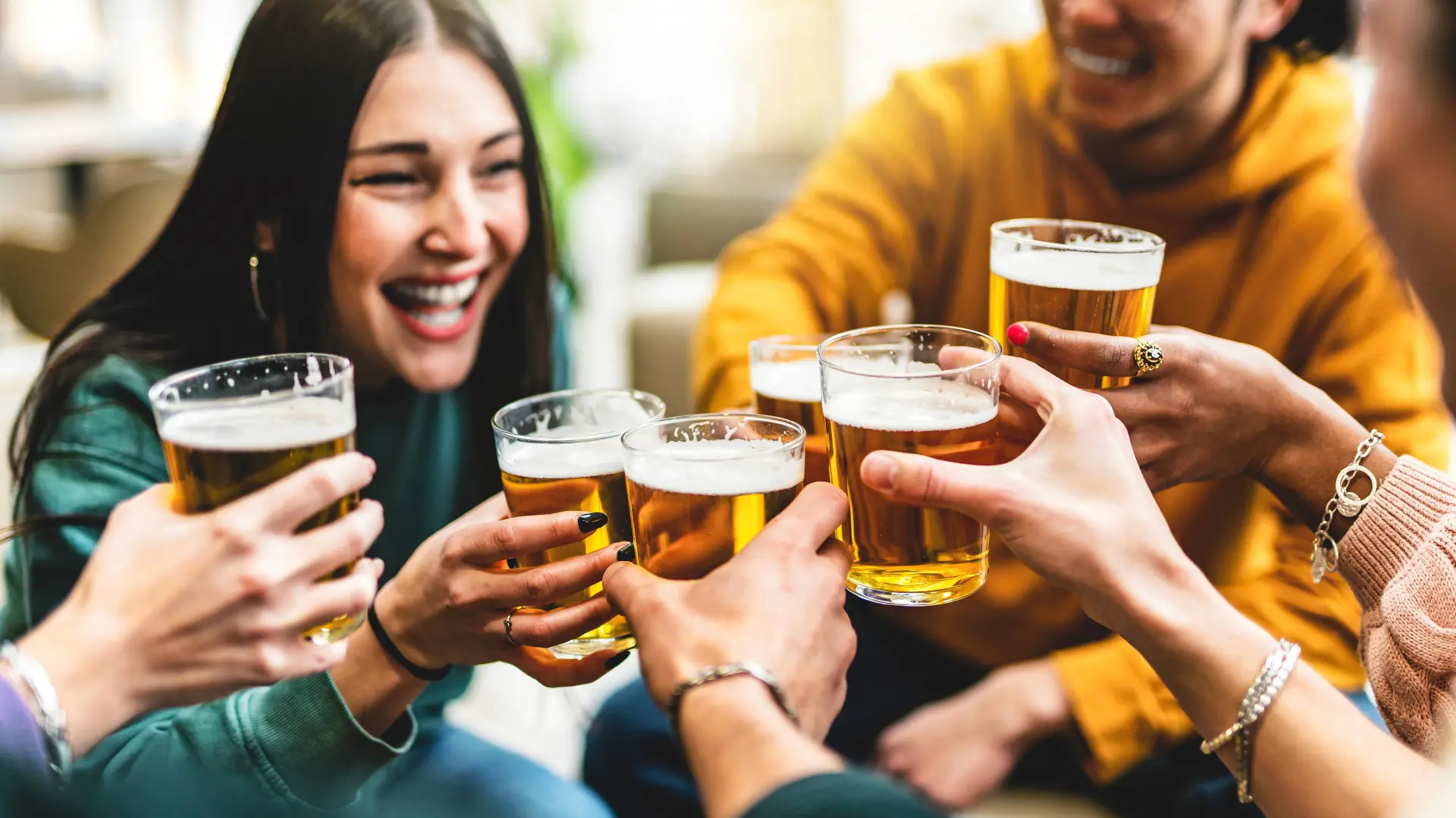 shutterstock_2290344881 pivo prijatelji živeli smeh prijatelji alkohol-6ab793acc245a.webp