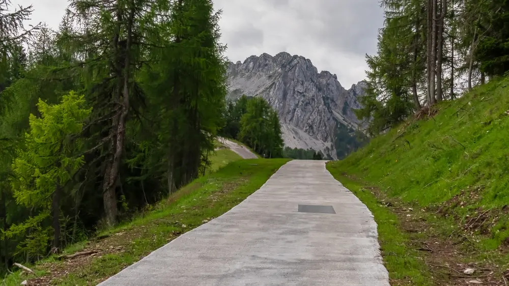 shutterstock_2411532401 Monte Canin, Italija, putovanja, staza, planinarenje, šetnjajpg-6aa9479f4c4ca.webp