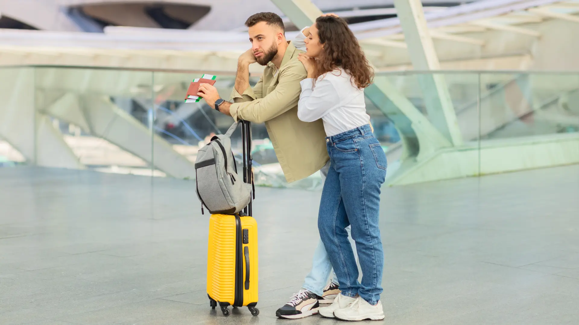 shutterstock_2442548163 kofer aerodrom putovanje pasoš aerodrom put društvo par zakasnili na let kašnjenje na let-6ab292f7e0cec.webp