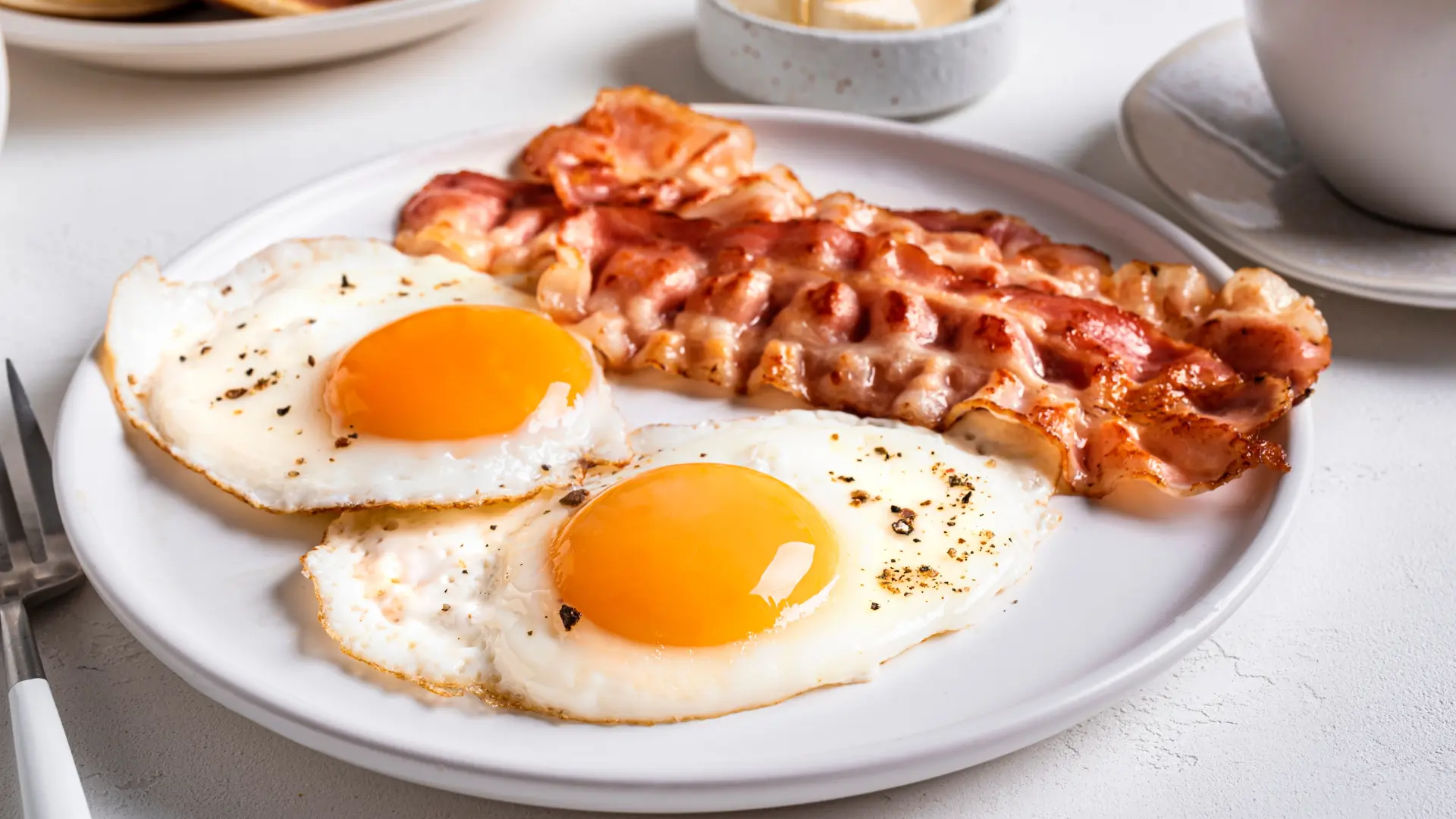 shutterstock_2480040459 doručak slanina i jaja jaje na oko-6ab37b0c121c9.webp