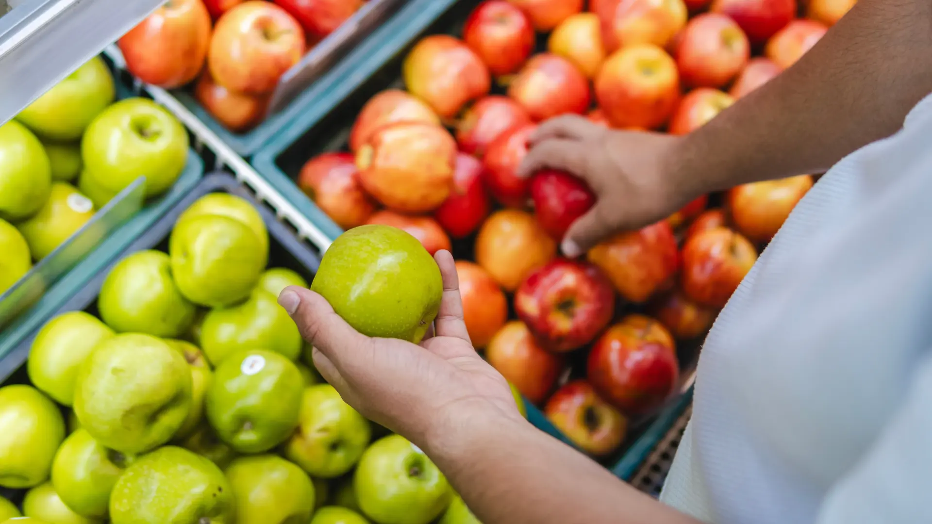 shutterstock_2485537817 market supermarket voće jabuka jabuke-6ab8bfbb4770f.webp