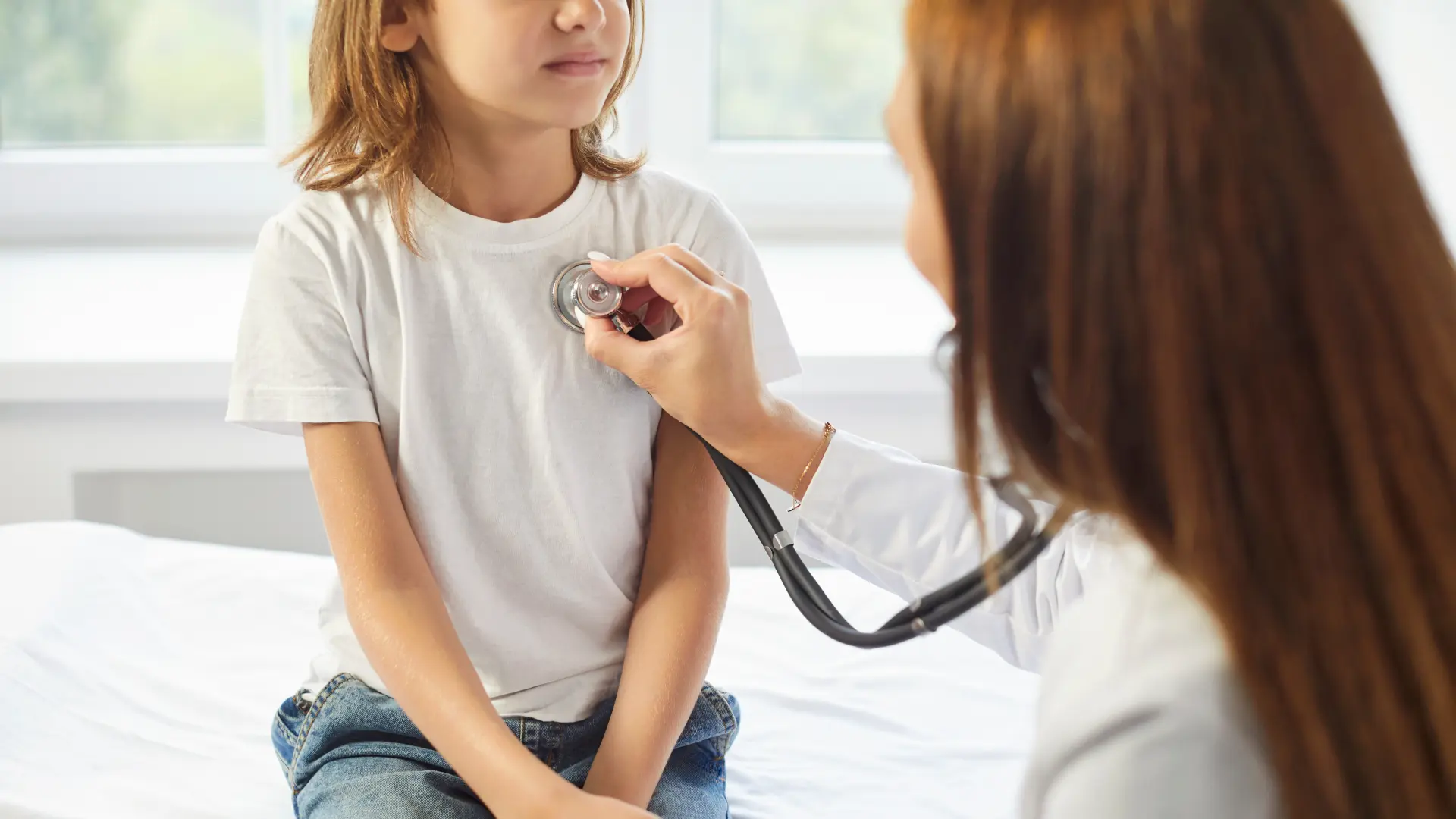 shutterstock_2646734103 pedijatar kardiolog doktor lekar pregled dete-6aba36531330f.webp