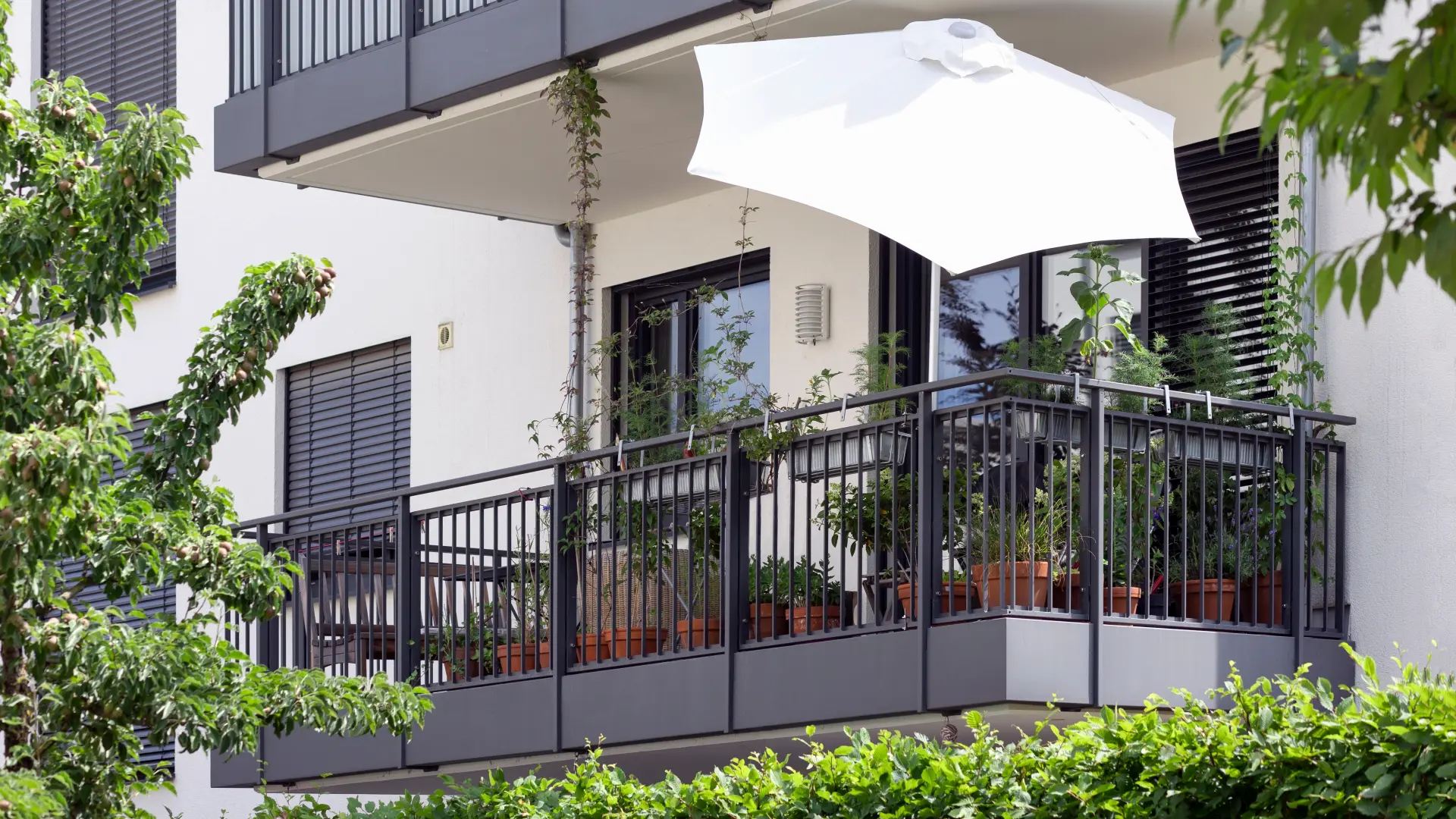 shutterstock_2656080315 balkon terasa cveće suncobran zgrada novogradnja-6ab2ade061685.webp