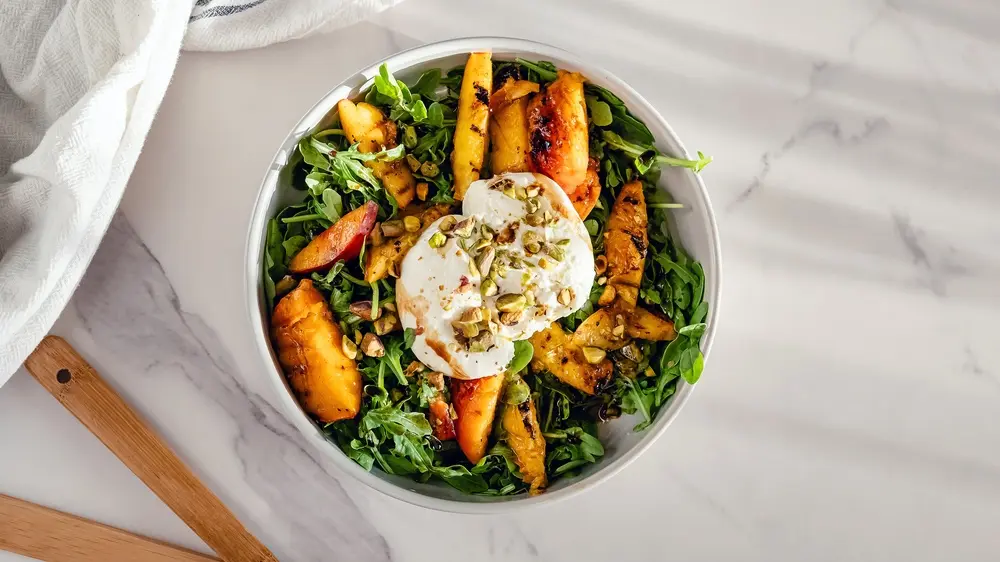 shutterstock_2724536213 salata sa breskvom, burata salata, obrok salata-6a9934f66d13c.webp