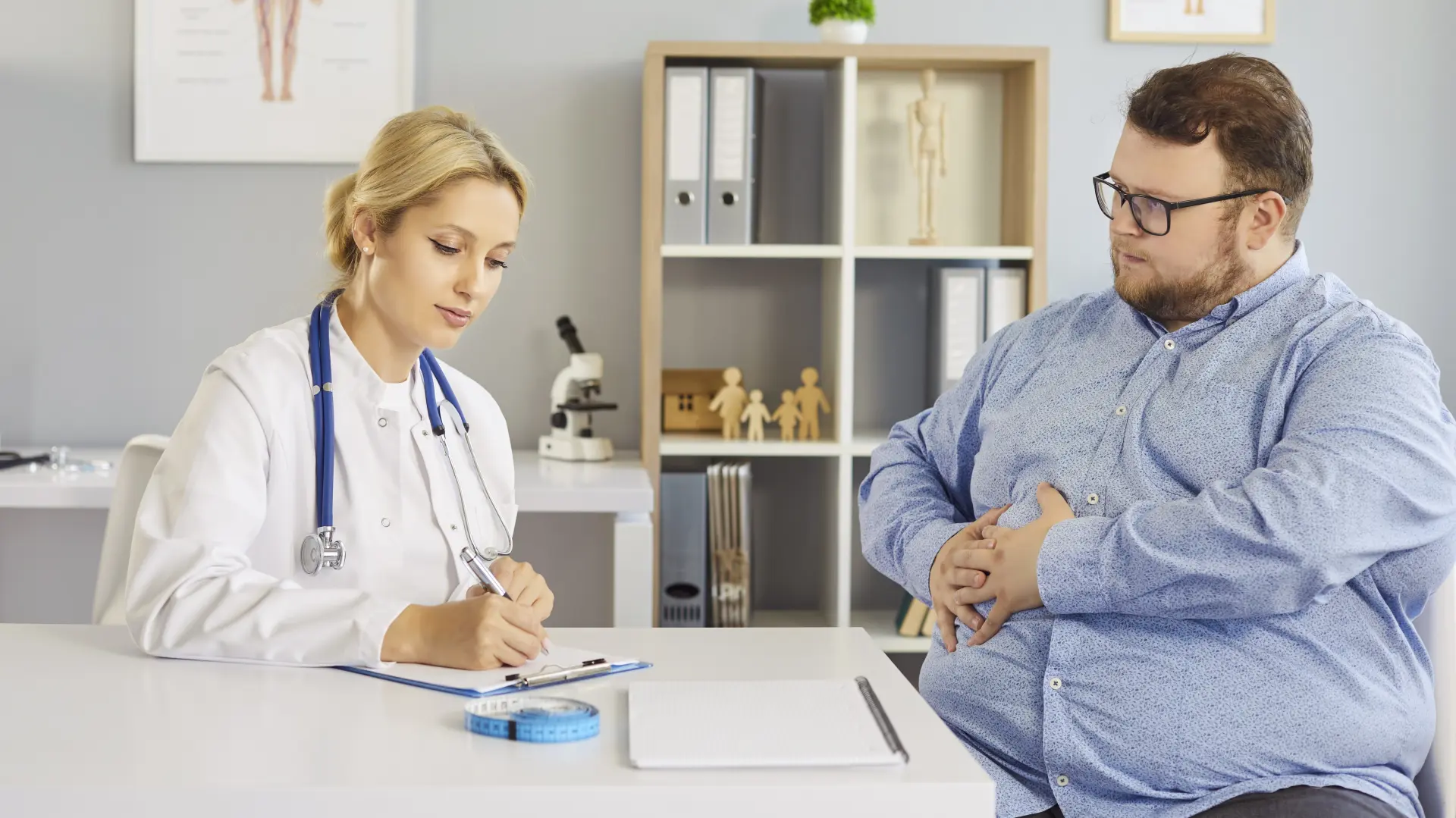 shutterstock_2730165019 lekar doktor urolog gojaznost endokrinolog debljina gojazan-6ab0f48b00435.webp
