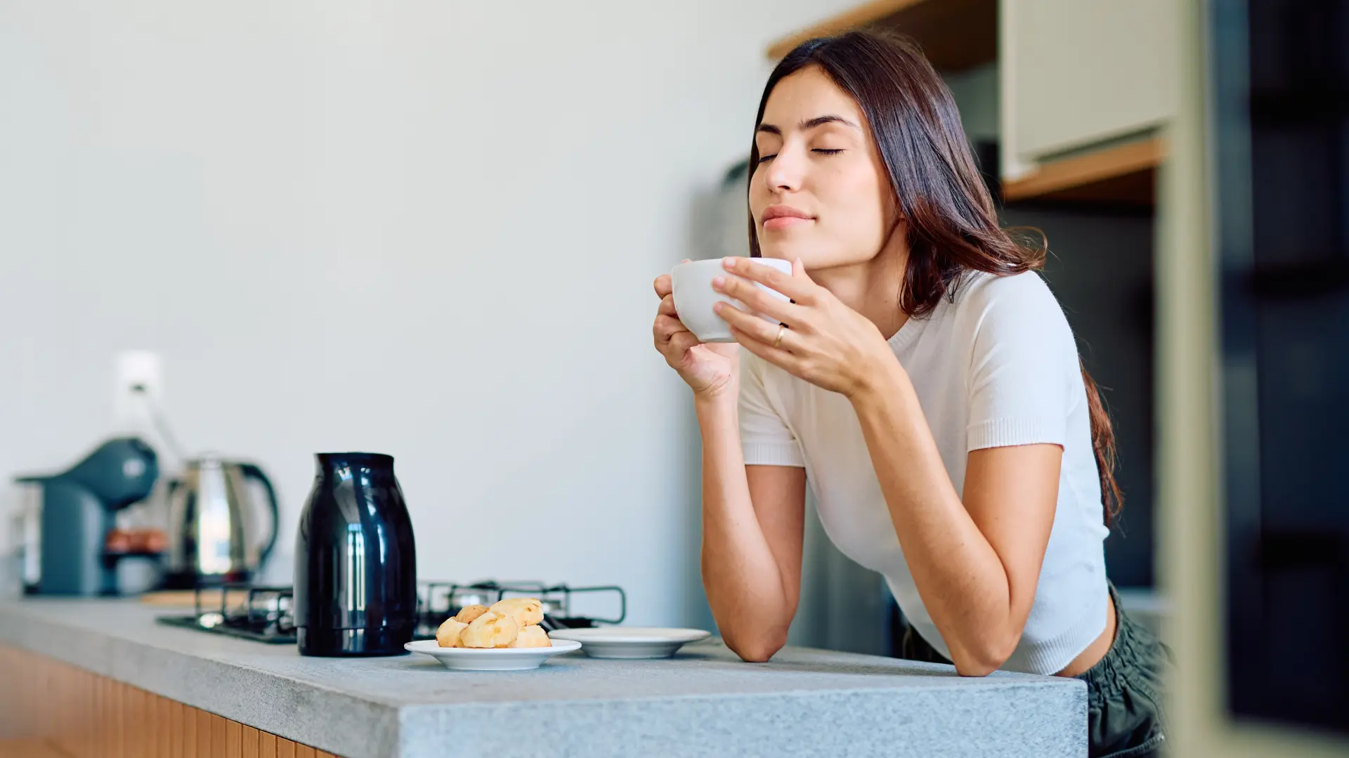 shutterstock_2737896101 jutro kafa miris kafe kuhinja uživanje odmor slobodan dan-6aae49a50a7db.webp