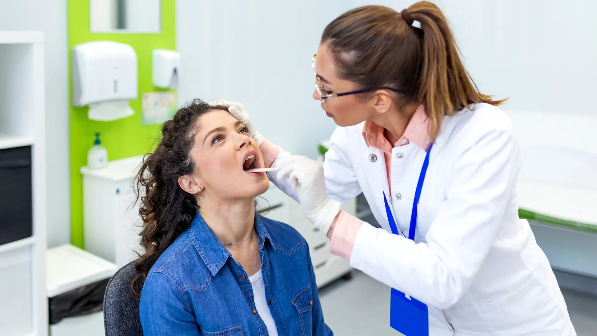 shutterstock_2739403205 krajnici lekar doktor grlo upala grla prehlada bolnica-6ab10bfc6e1fb.webp