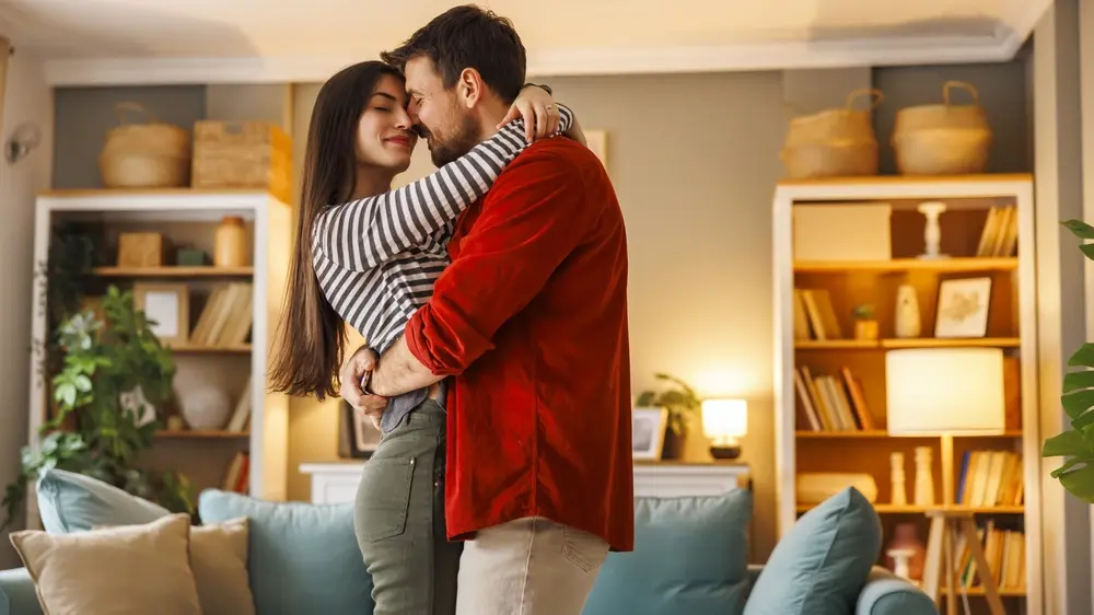 shutterstock_2744866617 momak i devojka, ljubavni par, ljubav, horoskop, zaljubljenost-6ab1291eaff24.webp