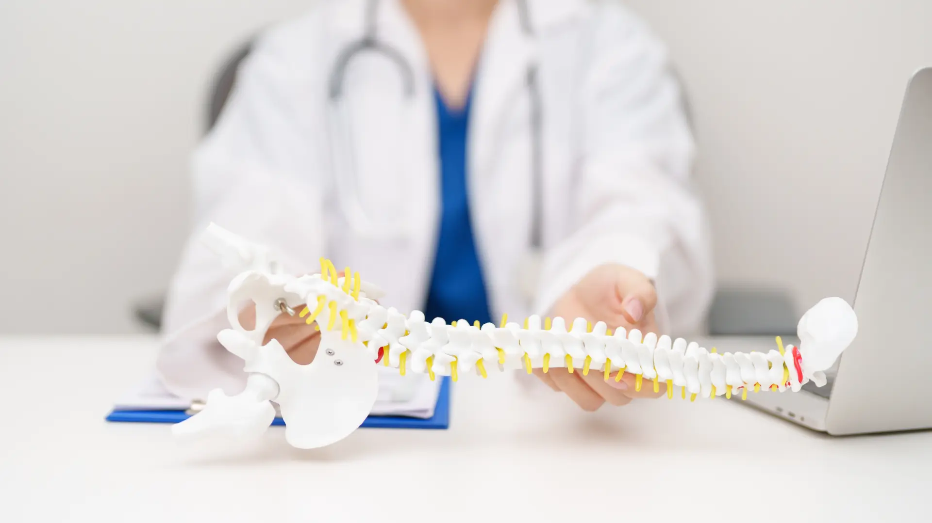 shutterstock_2783179701 kičma kosti ortoped doktor hrskavica diskus hernija multiple skleroza-6ab11d3bd64bf.webp