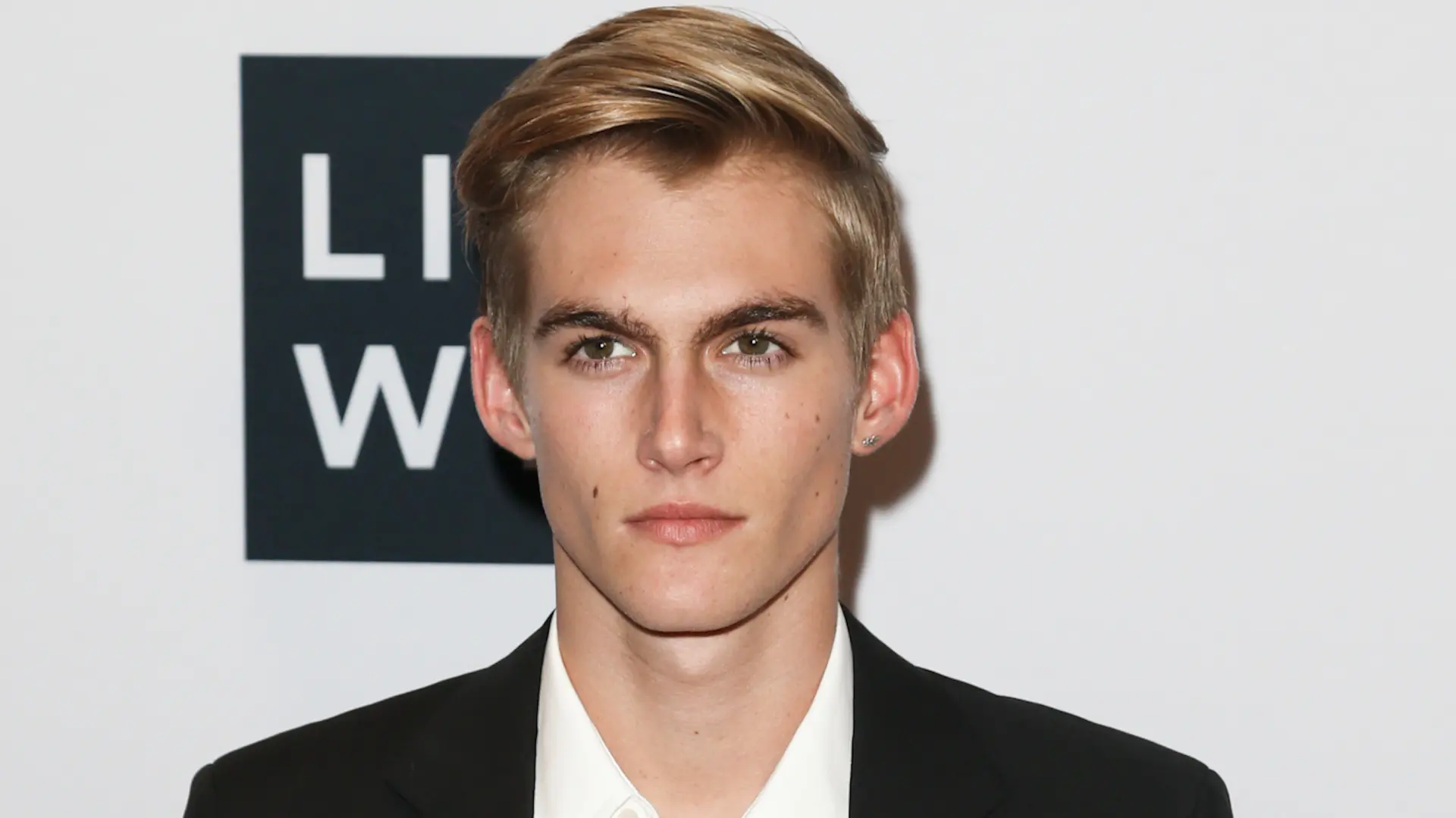 shutterstock_711782359 presley gerber presli gerber sin sidni kraford-6ab245d38afb9.webp