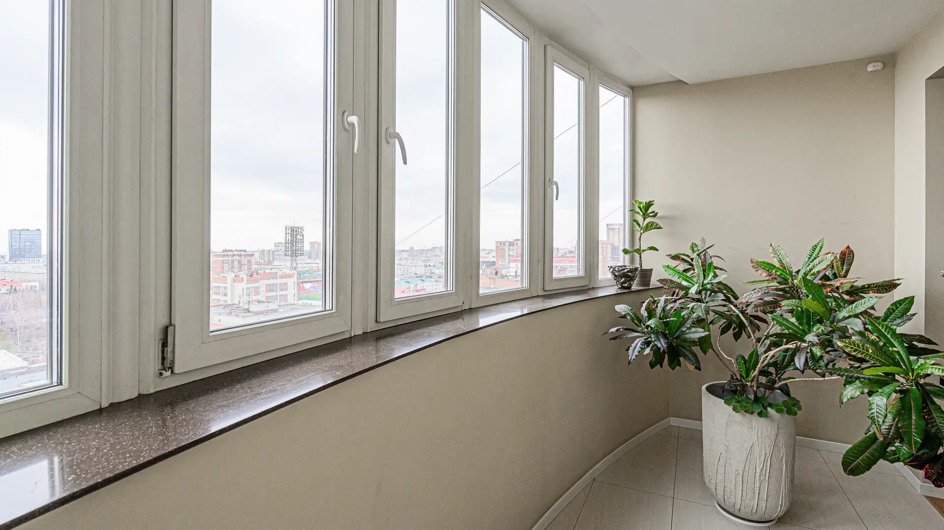 terasa pvc stolarija prozori biljka stan stanovi balkon shutterstock_2693274285-6ab914004ffc6.webp