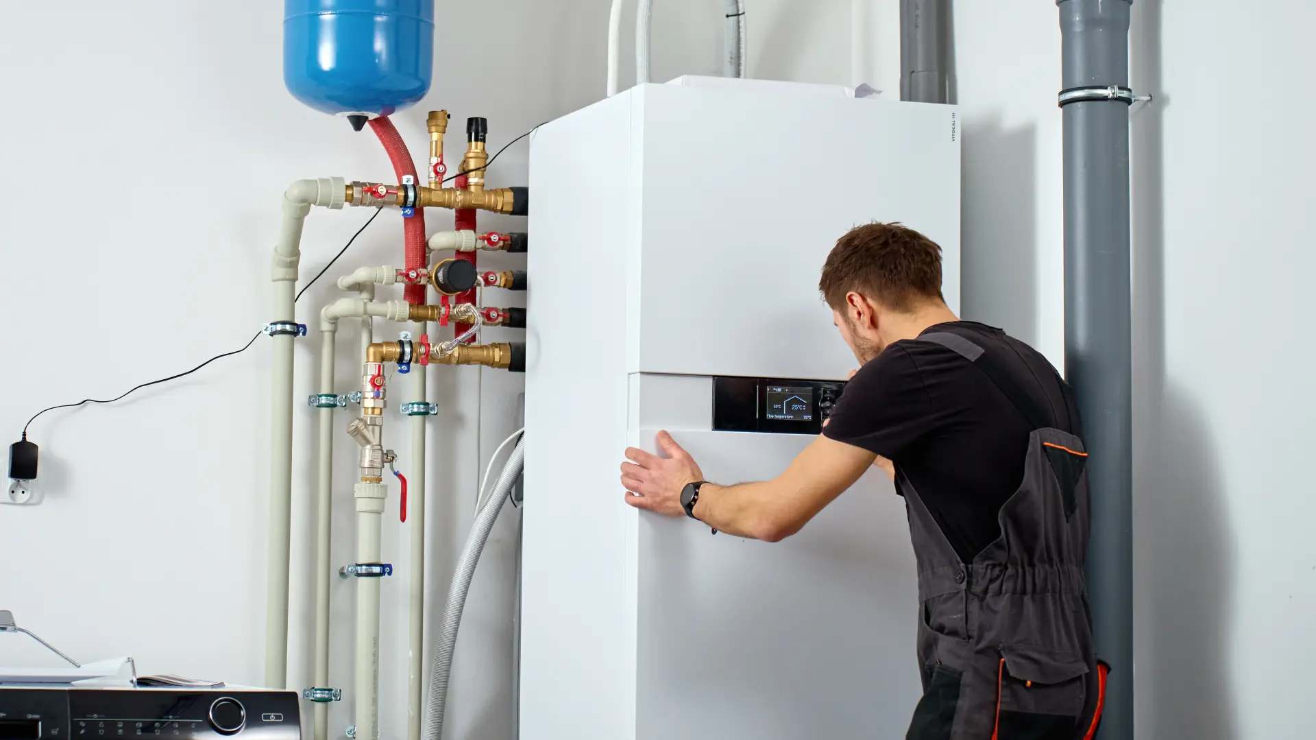 toplotna pumpa majstor električar instalacija grejanje kotao shutterstock_2716837793-6a981bd0592c4.webp