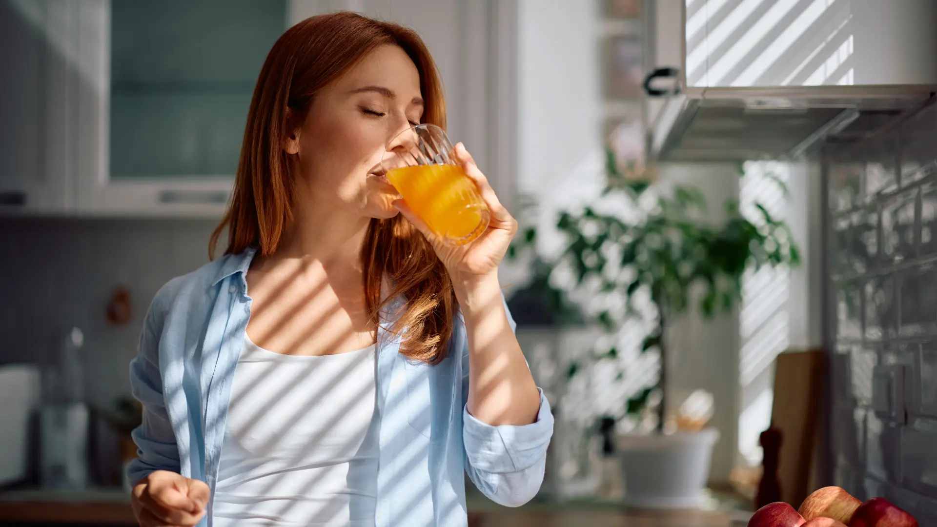 voćni sok naradnža đus napitak piće čaša pijenje Shutterstock-6a9919074d783.webp