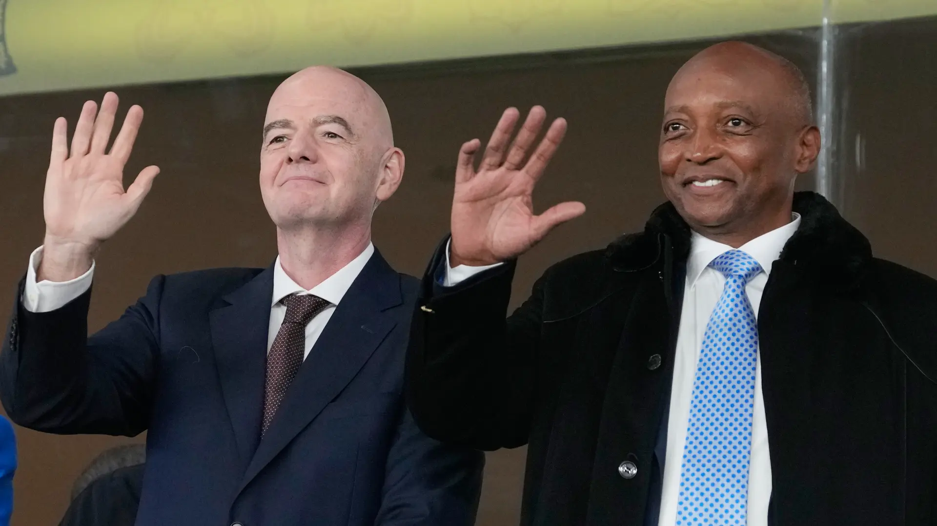 đani infantino i patris motsepe AP PhotoThemba Hadebe-6ae4a7cd14410.webp