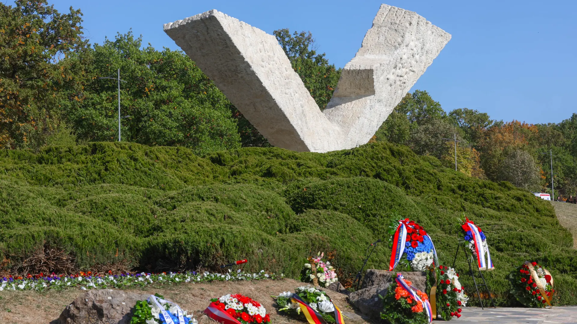 Šumarice spomen park Kragujevac TANJUG VLADA REPUBLIKE SRBIJE PAVLE ČAJETINAC-6ad8af23919d5.webp