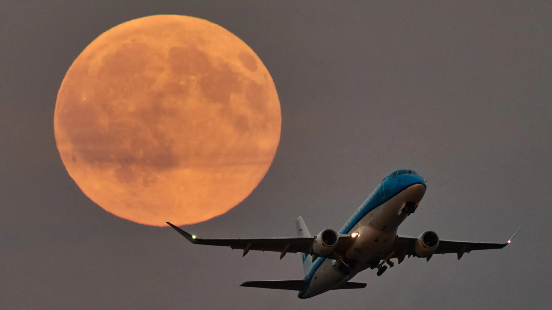 AP PhotoMichael Probst mesec horoskop avion-6abe271134a99.webp