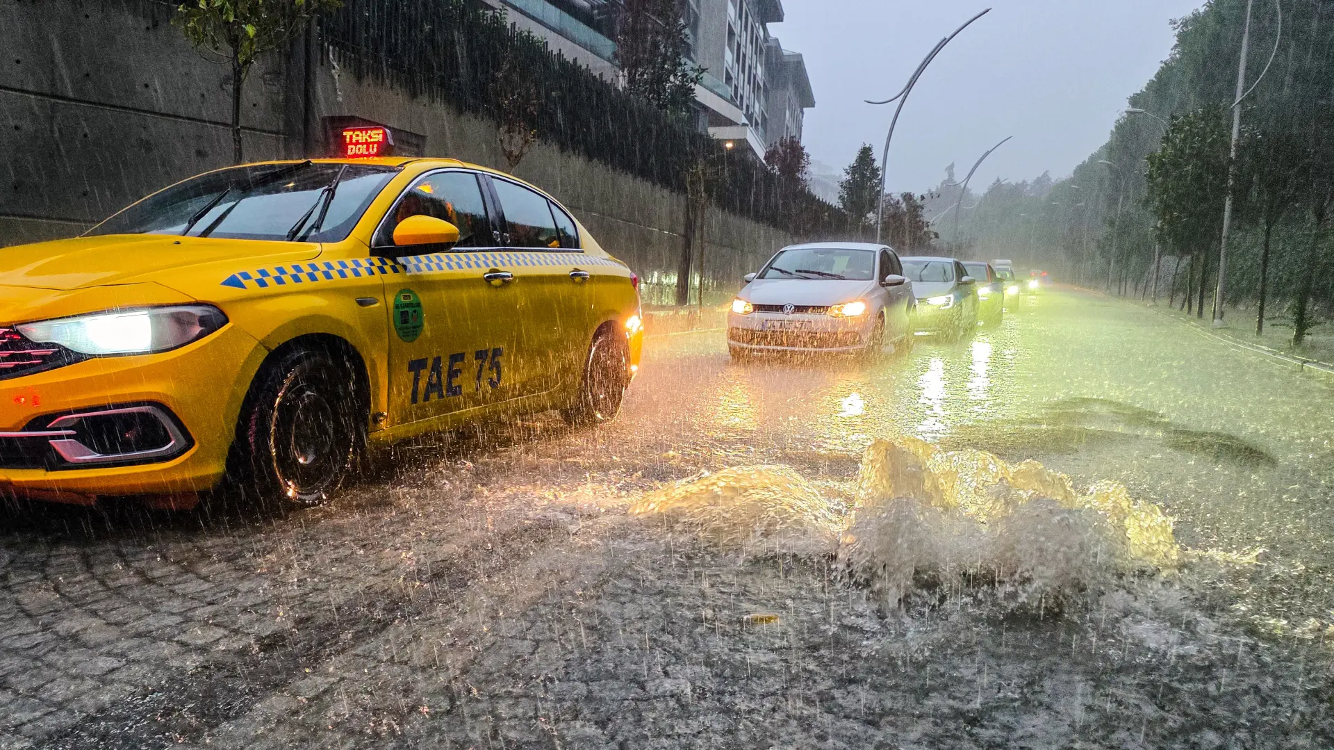 Istanbul Turska poplave kiša pljusak Tanjug Omer Hamza YildizDIA Photo via AP-6ad0a6268e589.webp