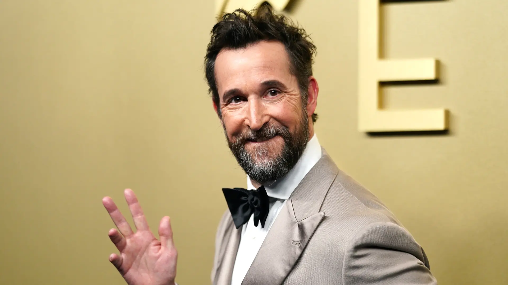 Noah Wyle noa vajl  Richard ShotwellInvisionAP-6ae0a76ac7931.webp