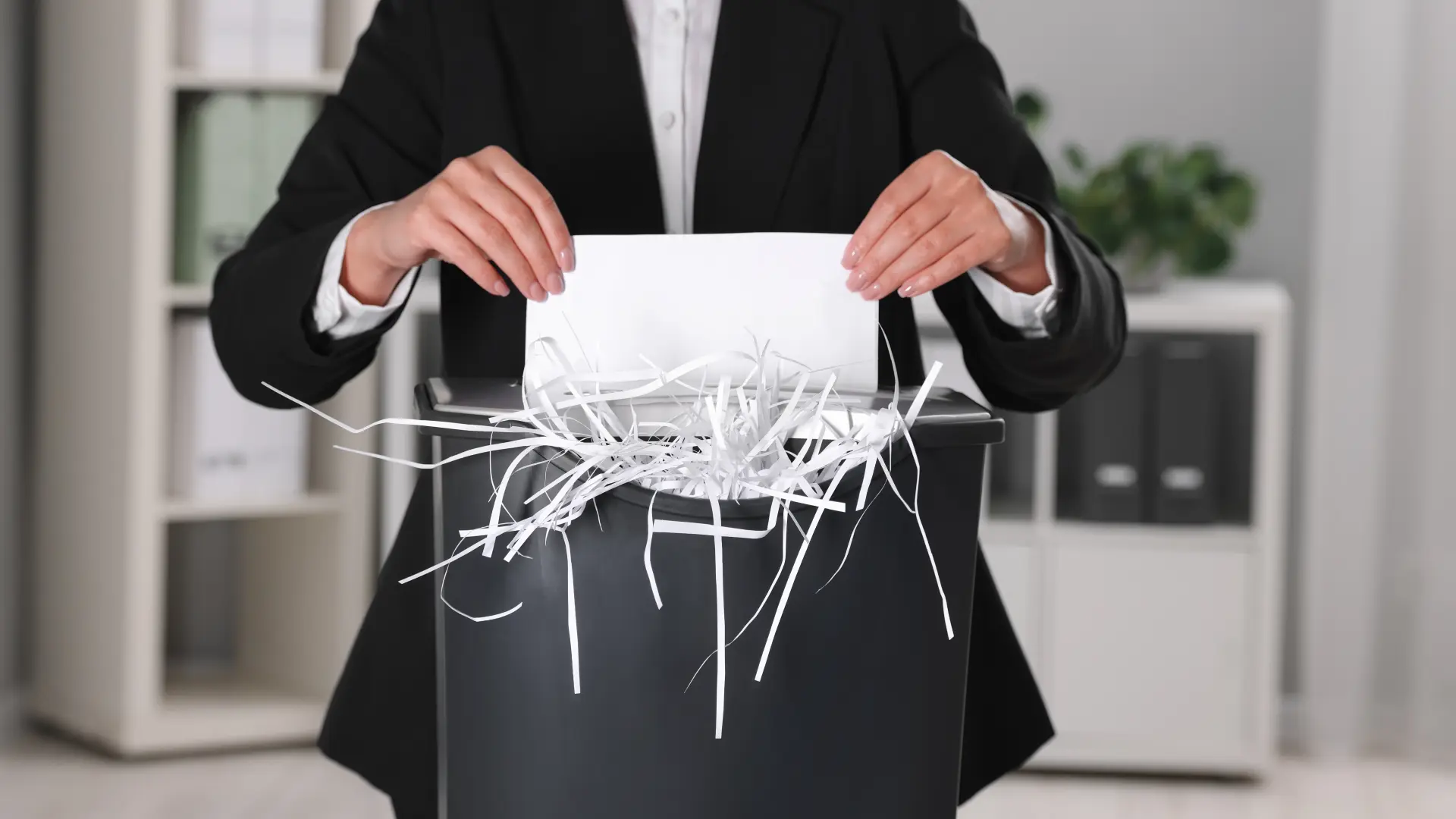 Uništavanje papira u seckalici usitnjavanje dokumenata Shutterstock-6ae38ec94fd6c.webp