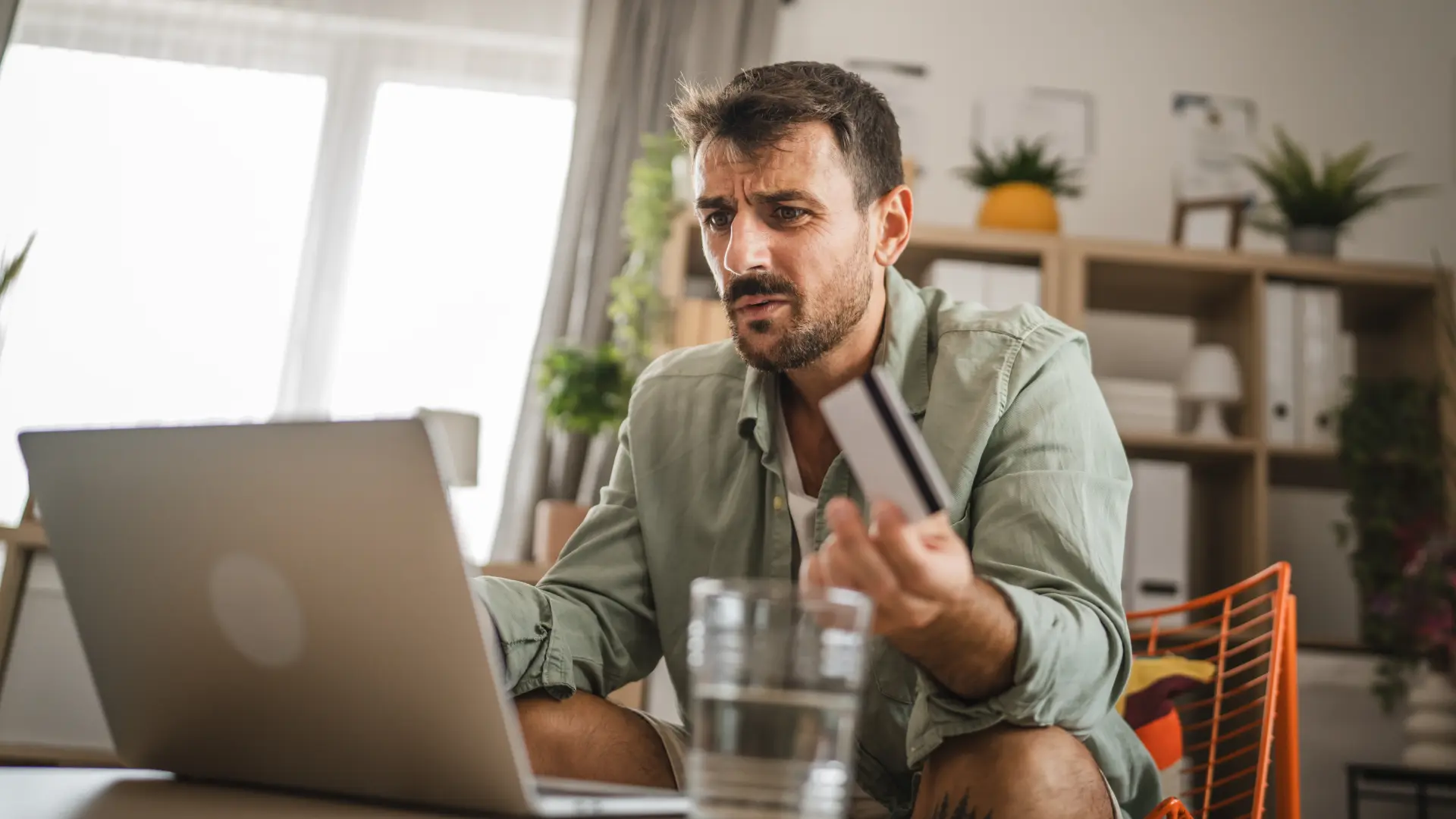 internet prevara plaćanje karticom shutterstock_2500324563-6ad5db5b6467b.webp