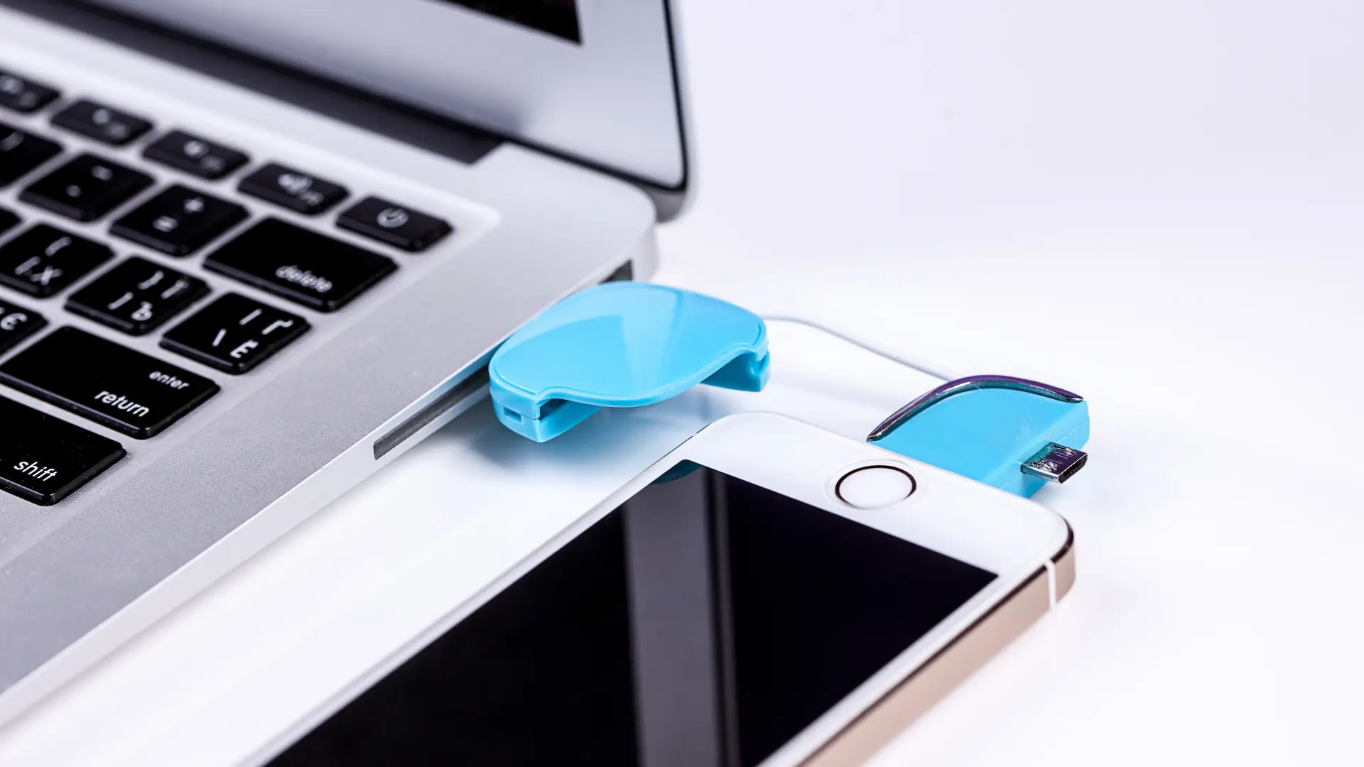 mobilni telefon laptop punjač punjenje usb port usb kabl Pixabay-6ac64e3fe9eca.webp