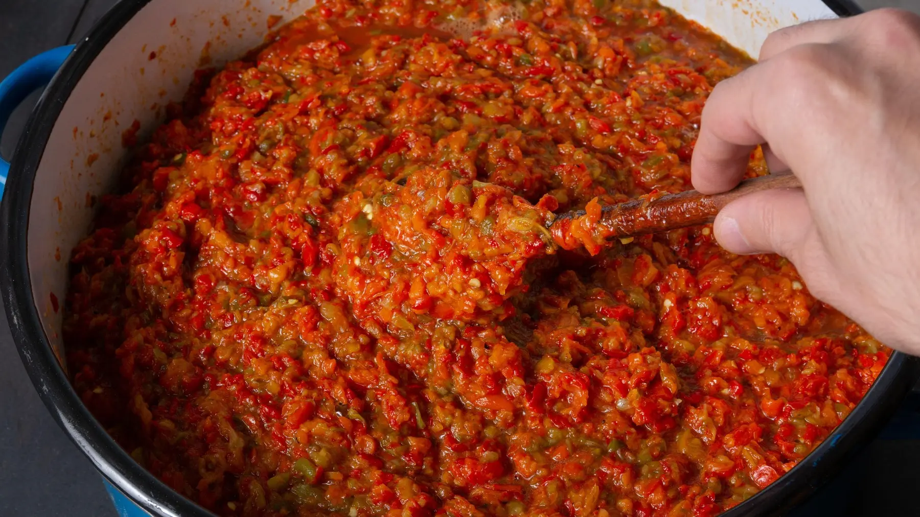 profimedia-0644039493 ajvar cepkani ajvar kuvaje ajvara zimnica paprika-6ad0c66c7aabf.webp