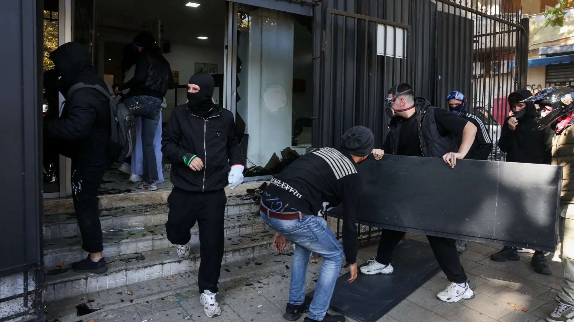 protest Tirana Albanija demonstranti REUTERSLouisa Gouliamaki-6ad60f027750d.webp