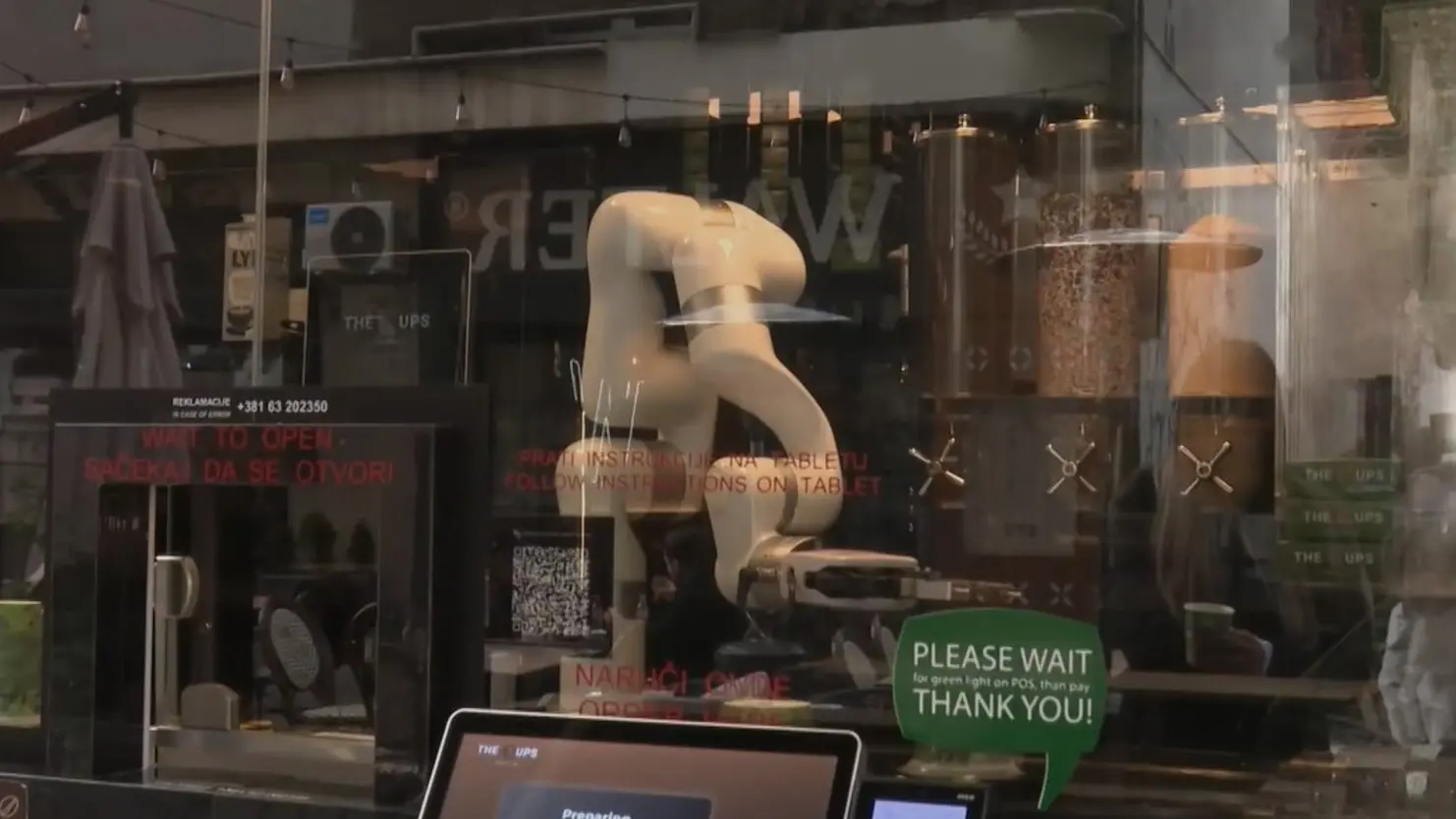 robot barista-6ae24e8c6dc66.webp