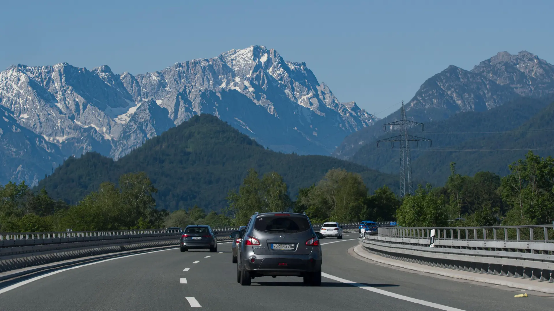 saobraćaj automobili autoput Bavarija Nemačka Alpi planine priroda Pixabay-6ad4be7ca6722.webp