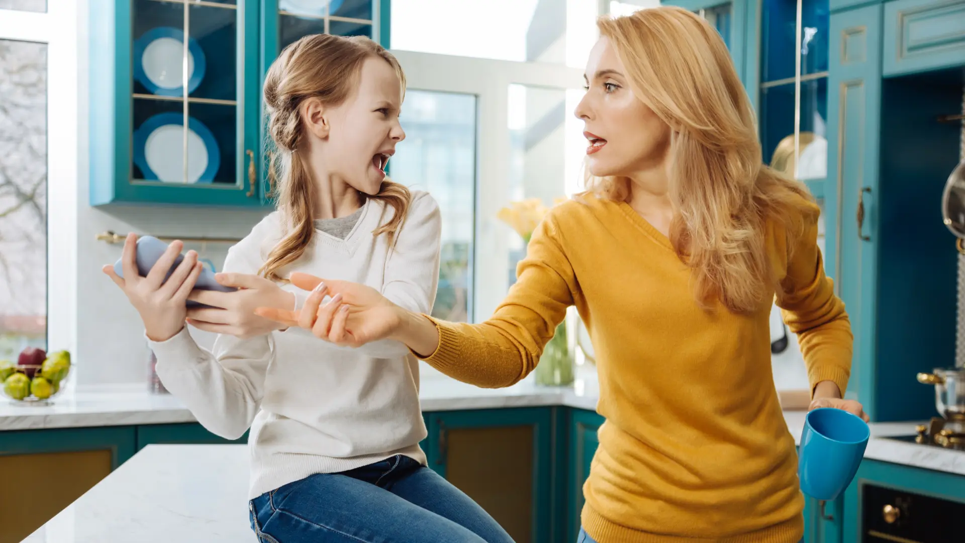 shutterstock_1017598759 majka ćerka dete deca devojčica roditelji svađa vaspitavanje telefon kazna roditelji porodica-6adc86864a9c3.webp