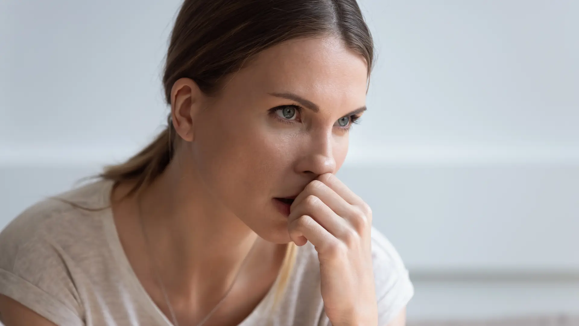 shutterstock_1681618693 žena razmišljanje depresija strah trauma pogled devojka depresija razum  ljubomora-6ac2484a7929d.webp