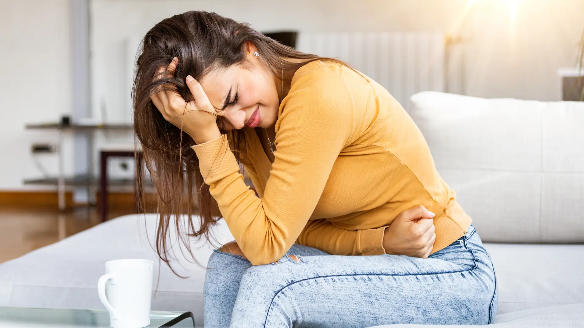 shutterstock_1682348995 PMS menstruacija stomak bolovi bol u stomaku   devojka želudac čir na želucu-6ad1dca60e8f8.webp