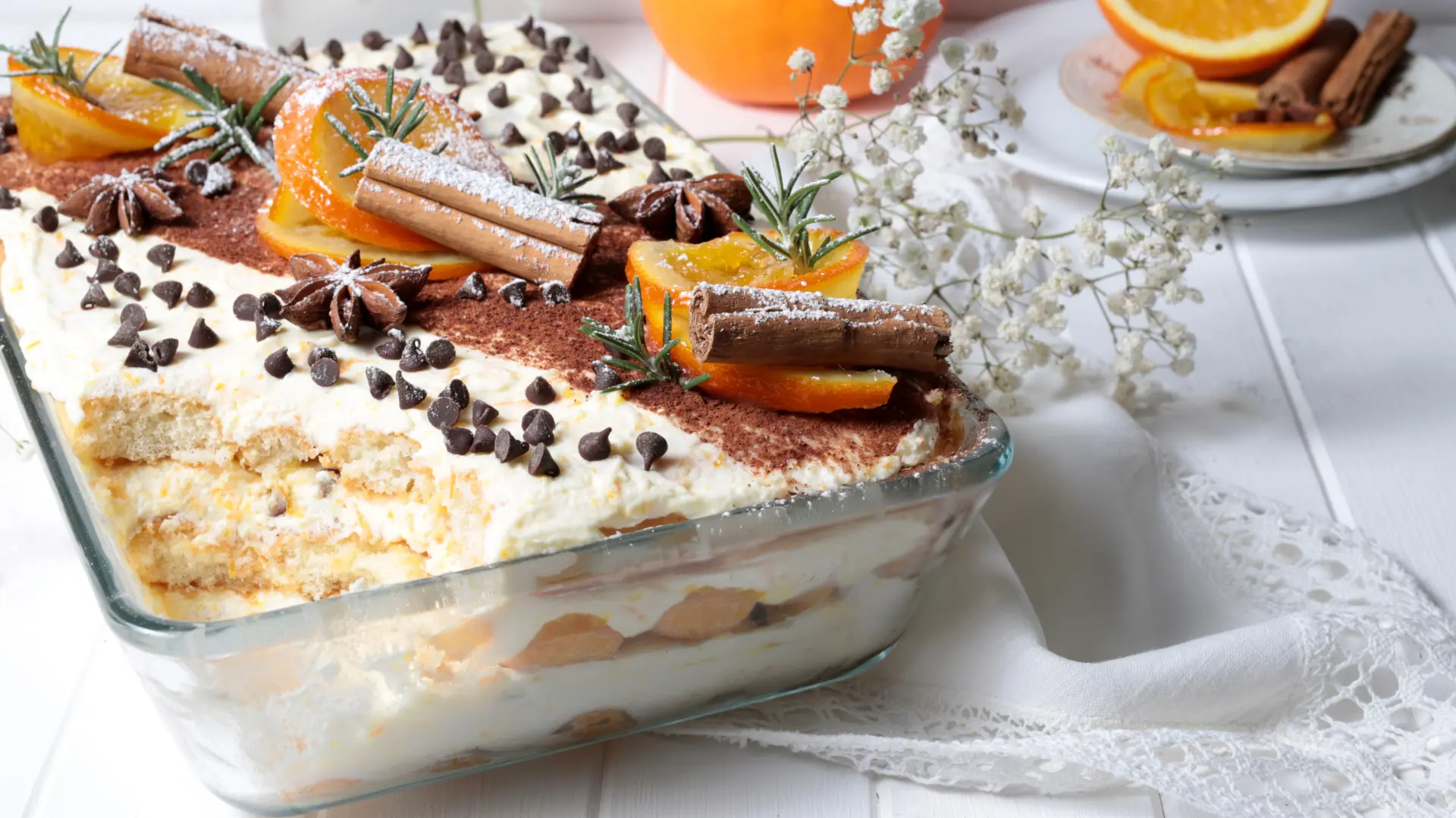 shutterstock_1885809922 tiramisu sa pomorandžom i belom čokoladom-6acdf9d6cb9bc.webp