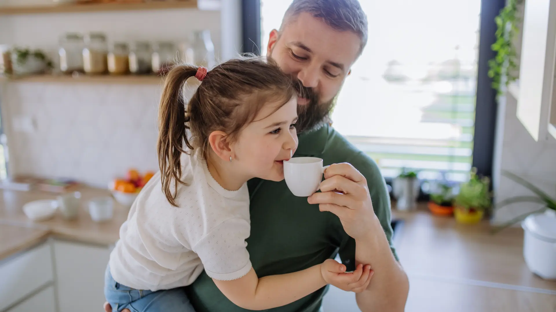 shutterstock_2149394443 kafa dete otac ćerka deca dete pije kafu  devojčica kuhinja porodica-6ad20ee5b73cd.webp