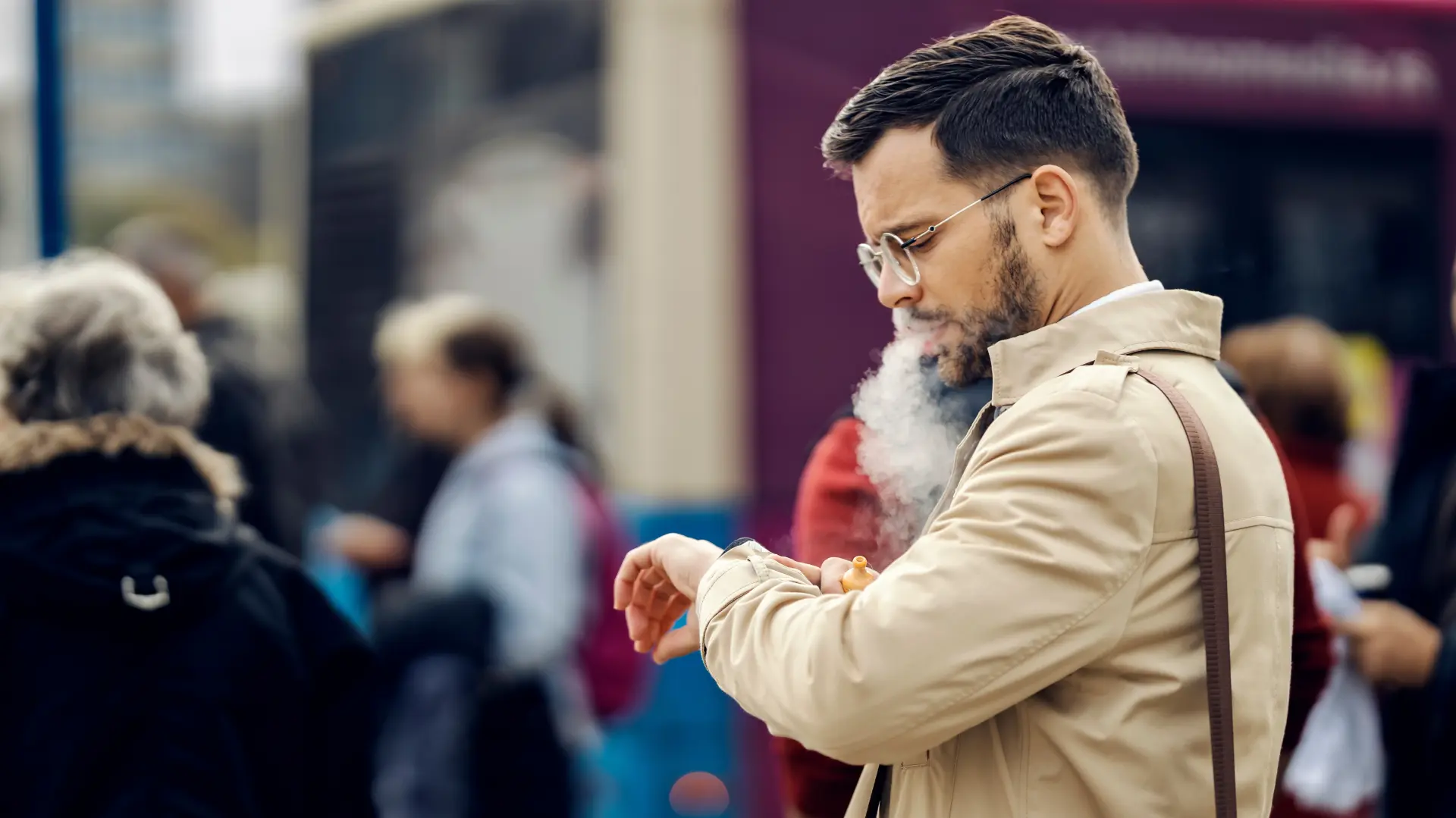 shutterstock_2227122571 vape vejping vejp  posao žurba ulica ljudi žurba gledanje na sat kašnjenje autobus čekanje žurba-6ac7686155aa1.webp