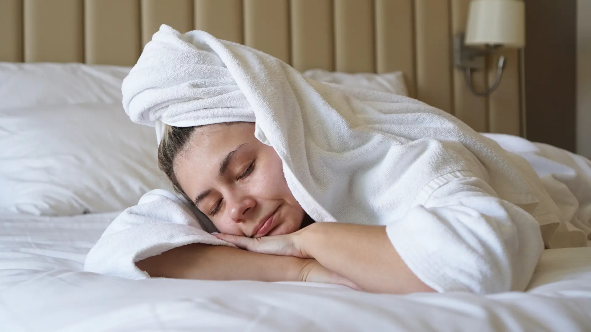 shutterstock_2243781845 mokra kosa spavanje sa mokrom kosom dremka-6ae5decb36d3a.webp